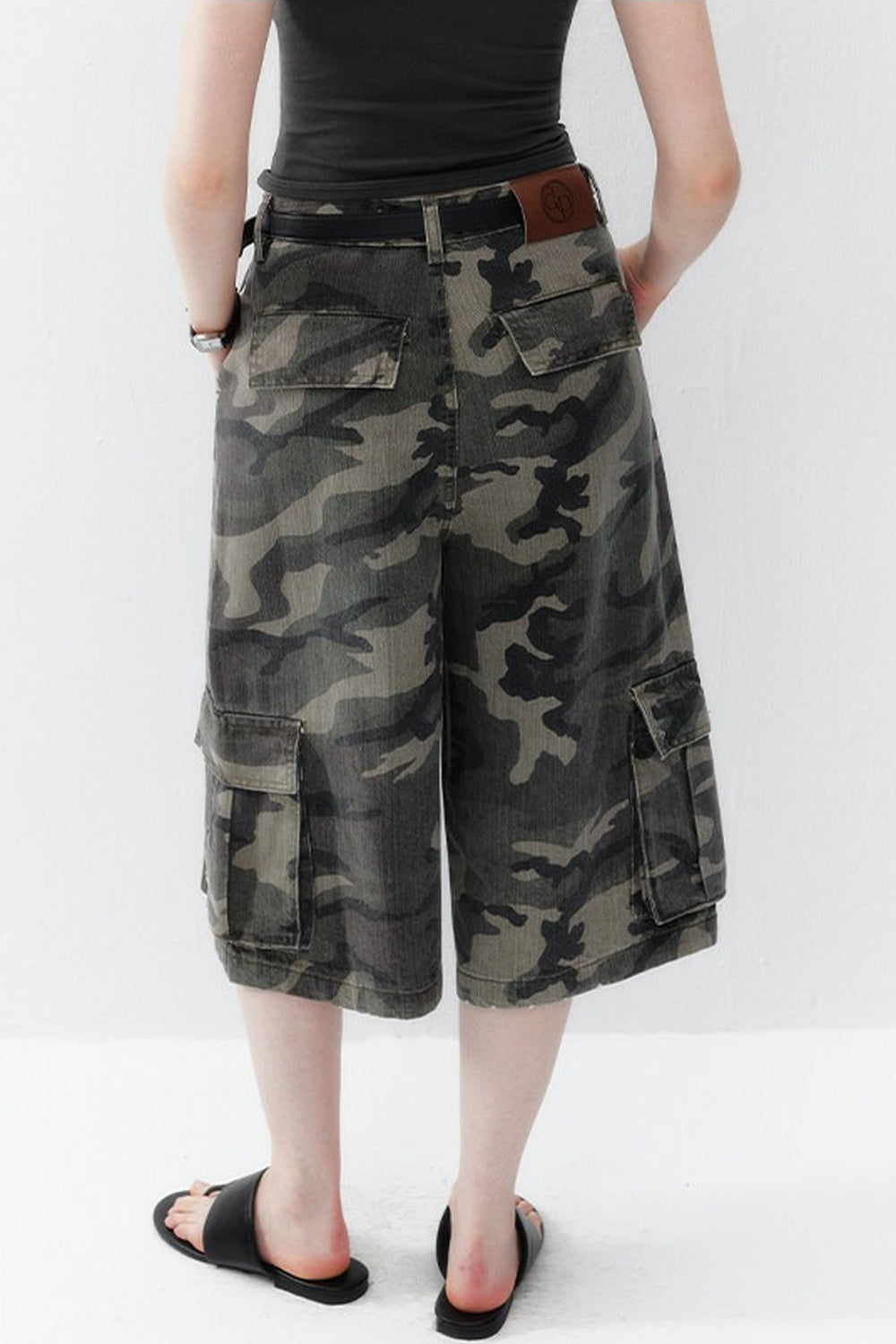 Camouflage-Denimhose mit weitem Bein