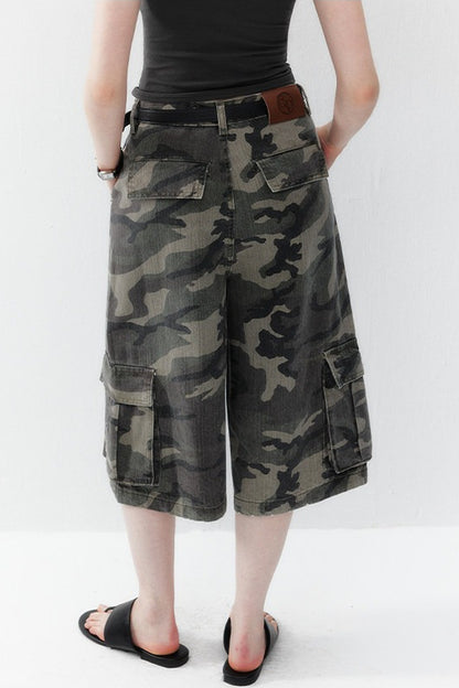 Camouflage-Denimhose mit weitem Bein