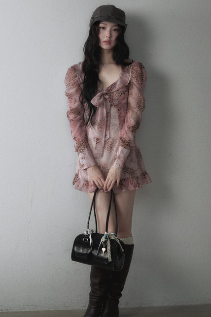 Abito rosa con stampa leopardata, fiocco e scollo a U