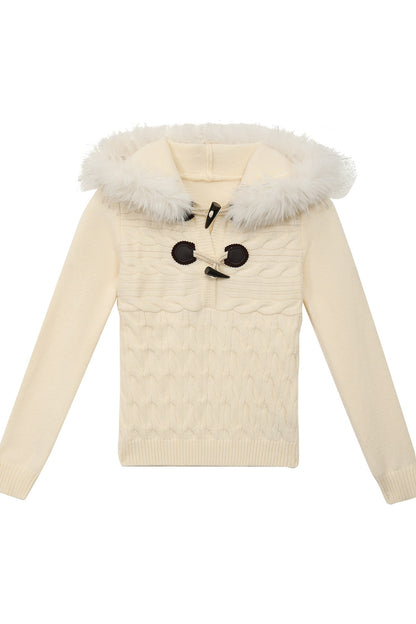 Zopfstrickpullover mit Fellkragen und Knebelverschlüssen