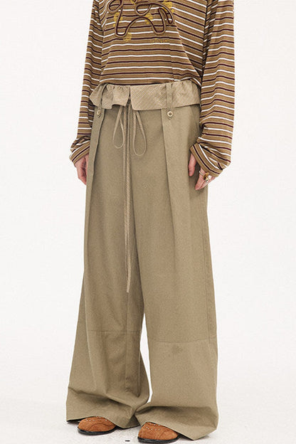 Pantalon droit à rayures et empiècements
