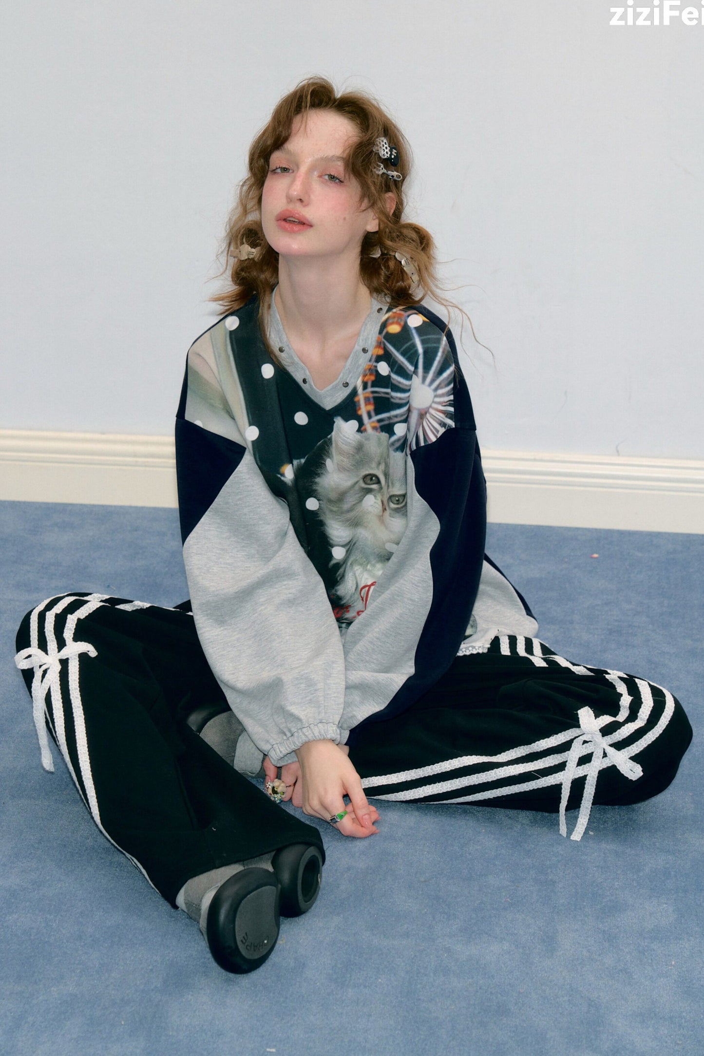 Sweatshirt à col V avec empiècements, imprimé chat et pois
