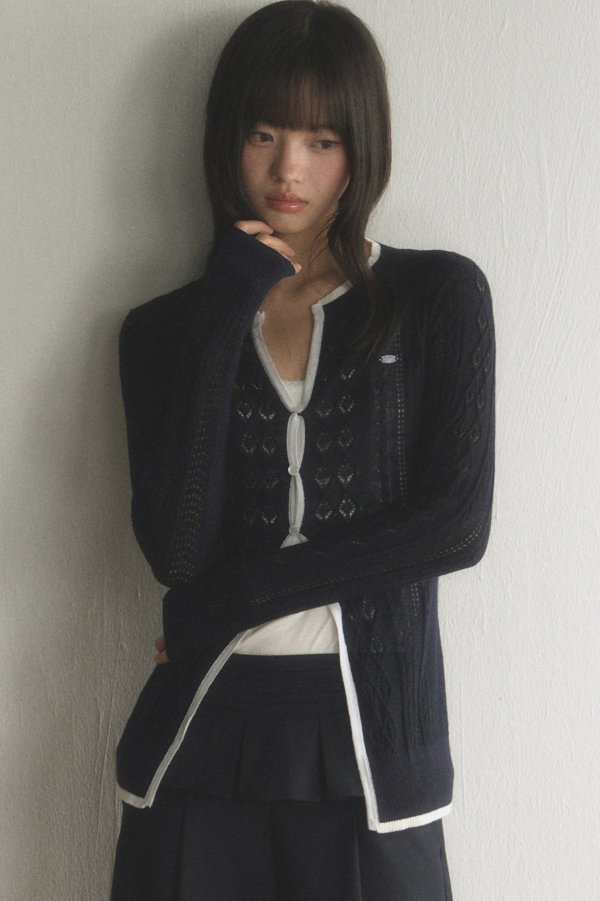 Ensemble cardigan et pantalon en maille à découpes et bordures contrastées