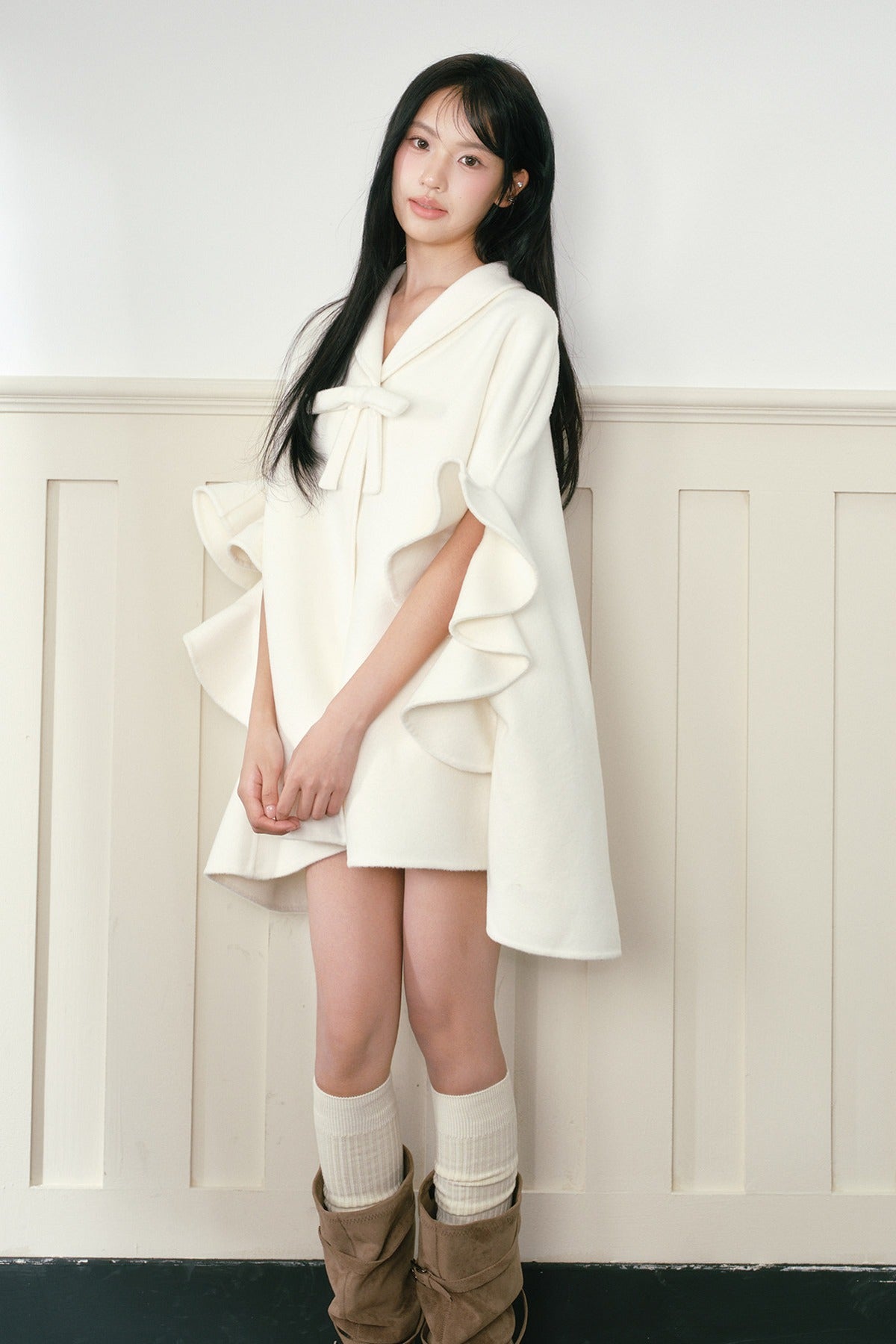 화이트 러플 소매 울 케이프