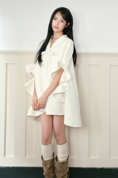 화이트 러플 소매 울 케이프