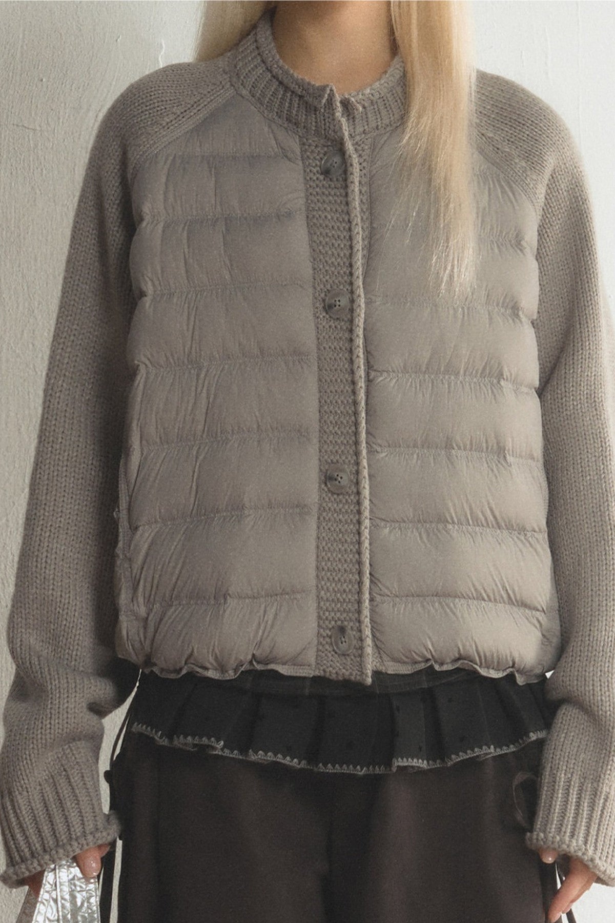Kurze Daunenjacke mit Strickärmeln