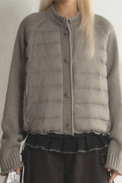 Kurze Daunenjacke mit Strickärmeln