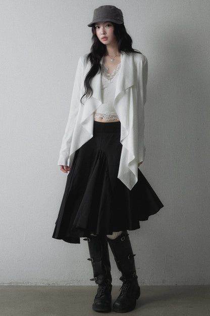 Asymmetrische Strickjacke mit gerüschtem Revers und langen Ärmeln