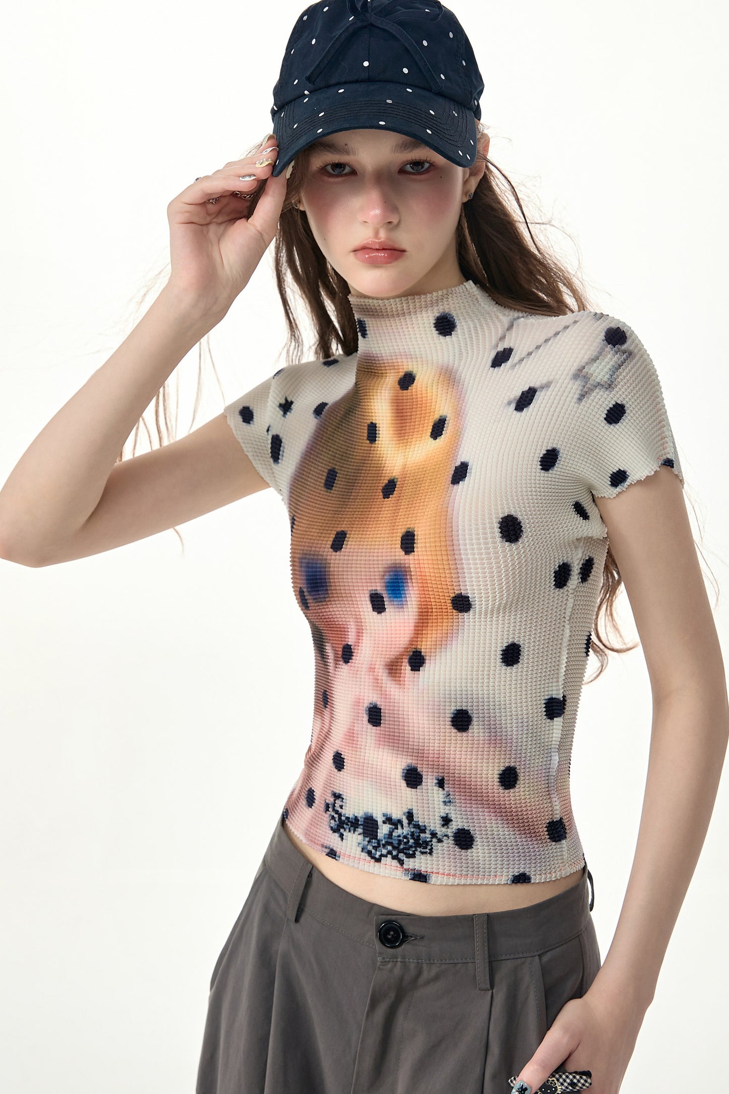 Weißes Pünktchen-T-Shirt mit Puppenaufdruck