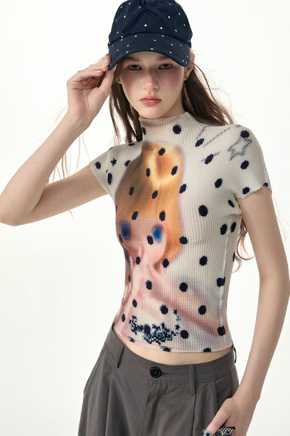 Weißes Pünktchen-T-Shirt mit Puppenaufdruck