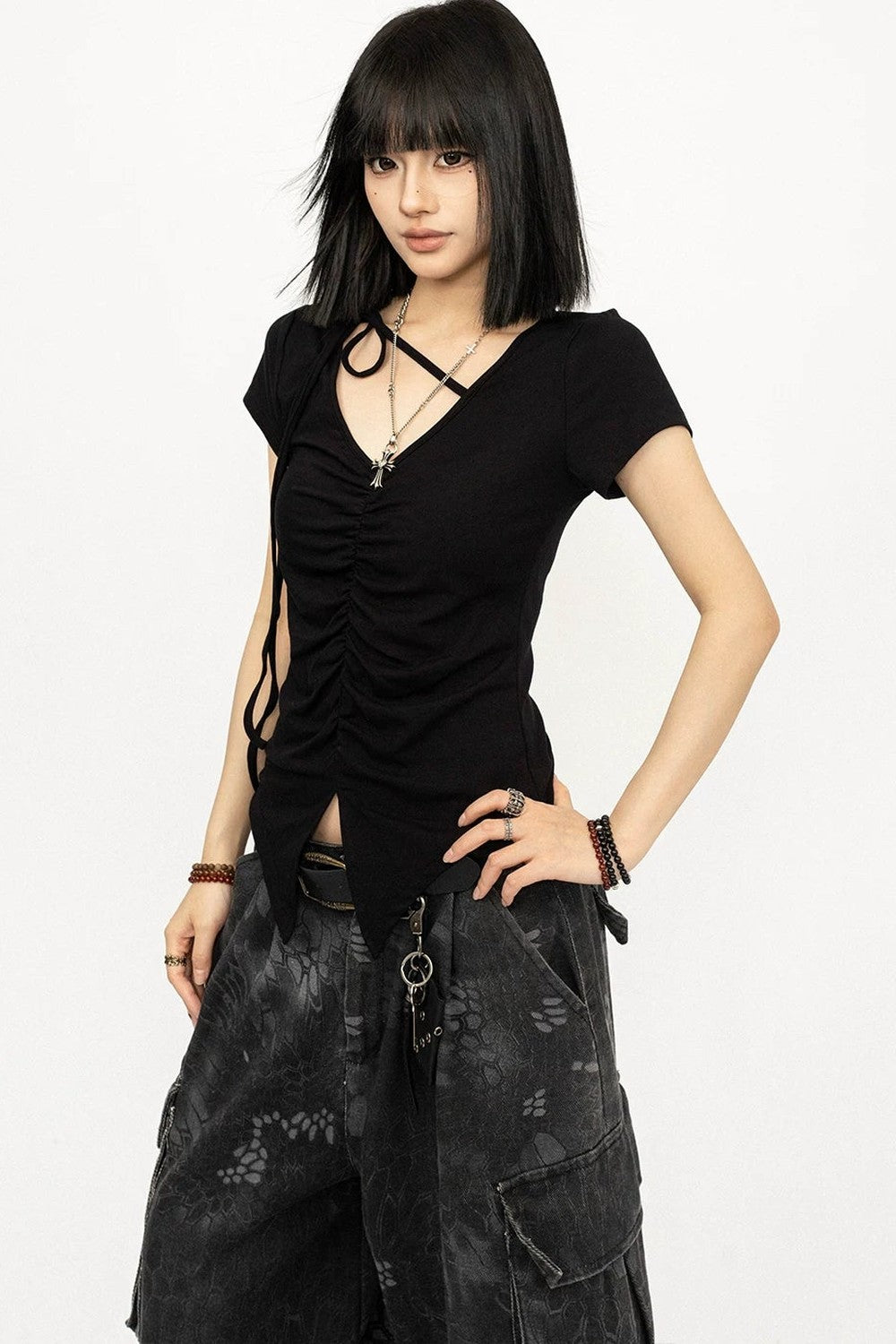 Top nero plissettato con scollo a V