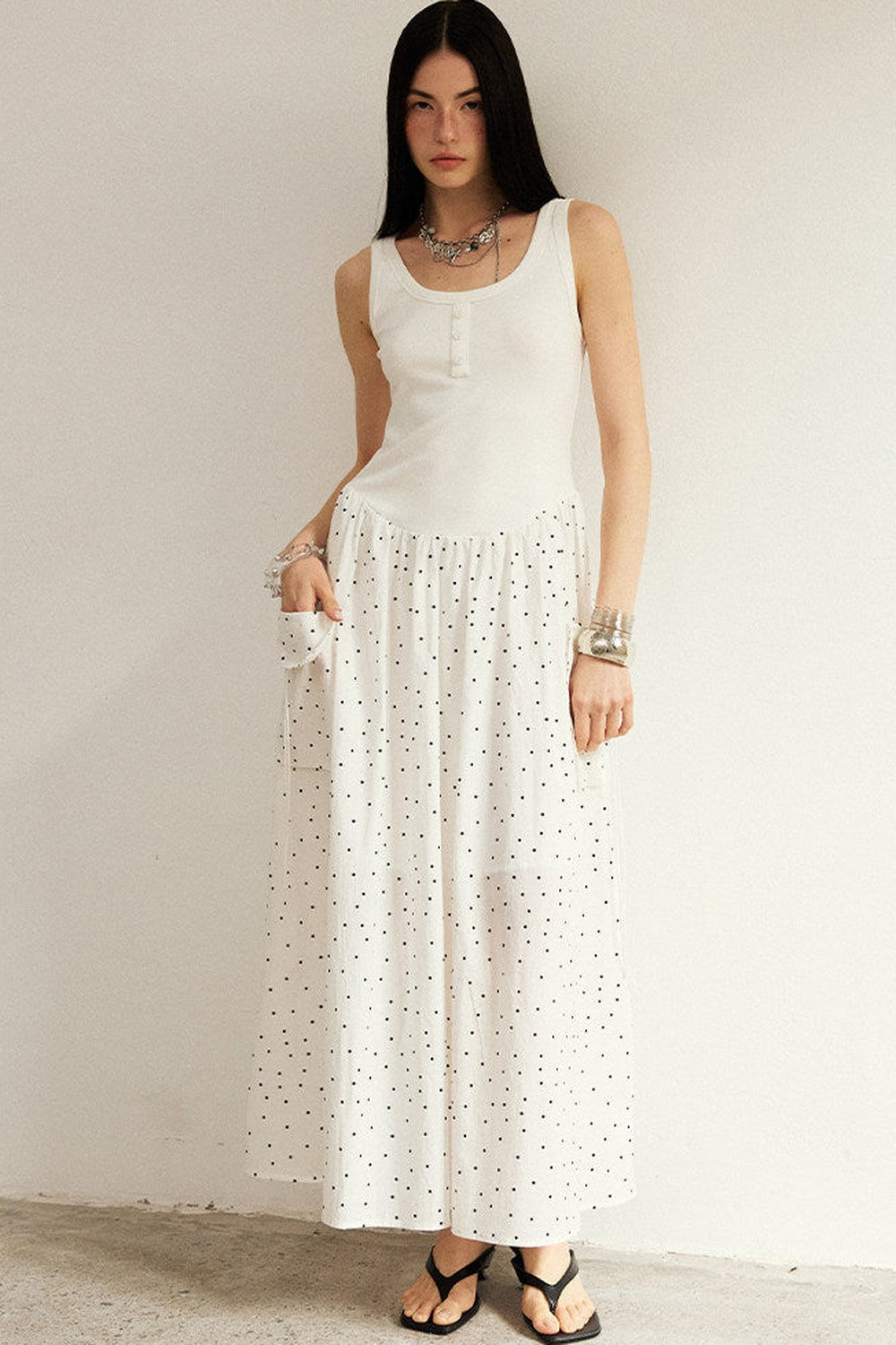 Vestido maxi evasé sin mangas de lunares