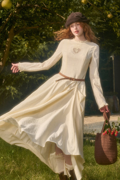 Langes Kleid mit Taillenschleife und Stickerei
