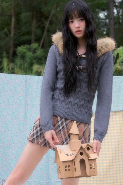 Zopfstrickpullover mit Fellkragen und Knebelverschlüssen