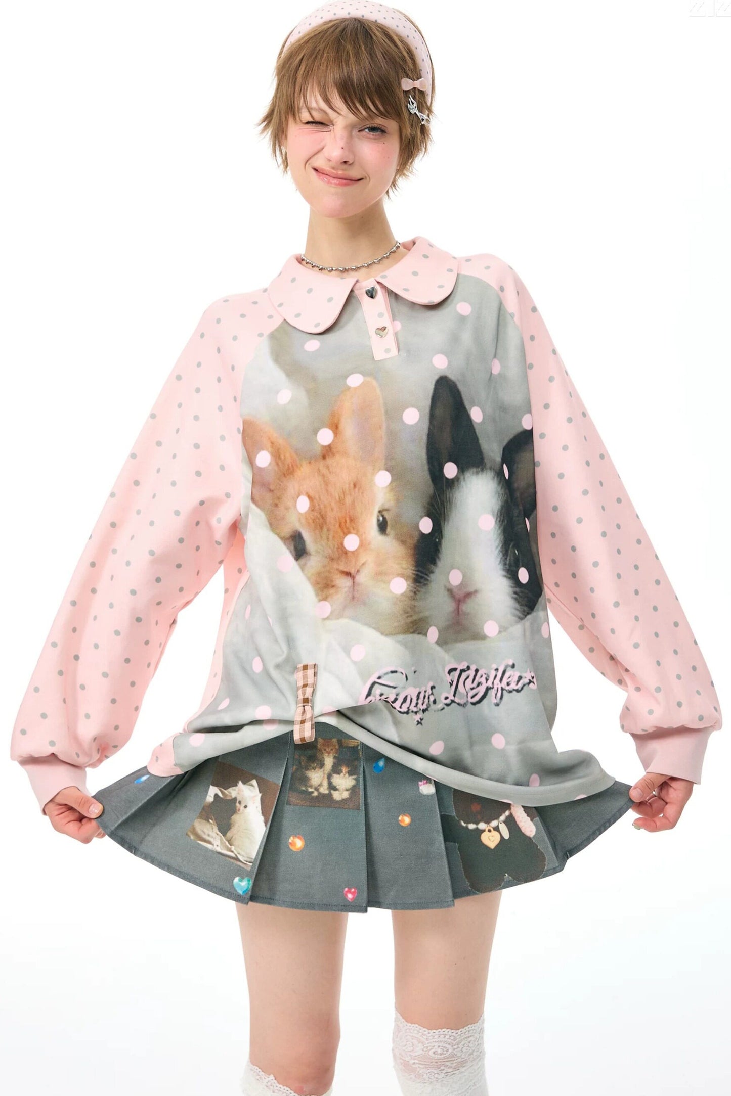 Camiseta rosa con estampado de conejo y lunares