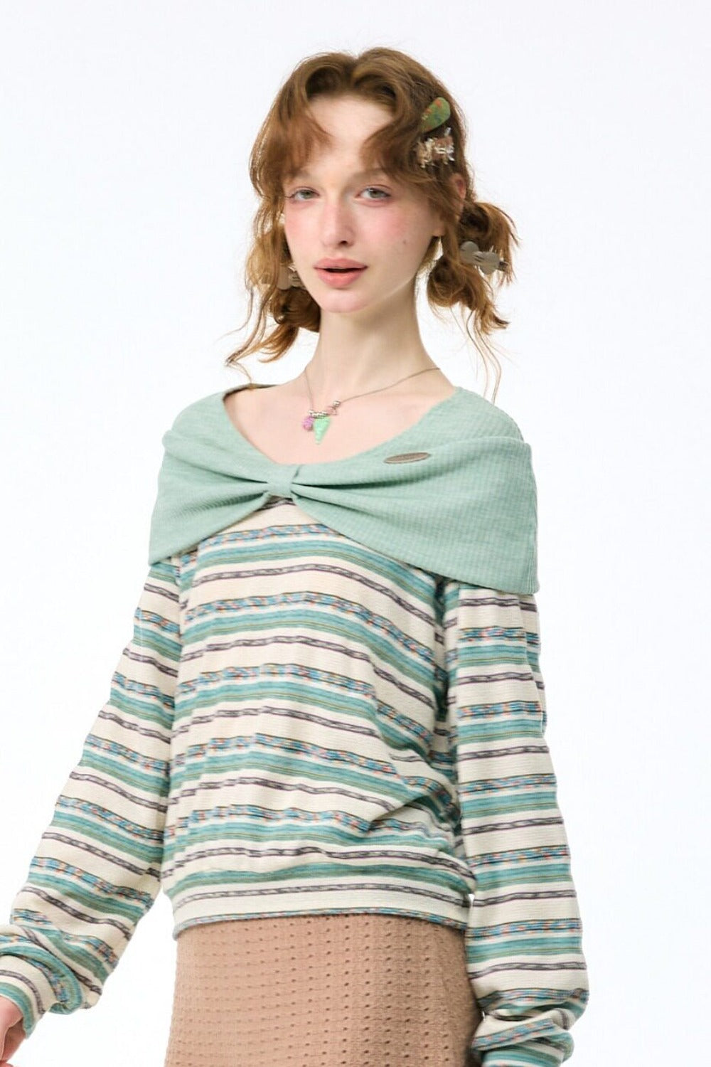 Maglietta in maglia a righe con fiocco verde