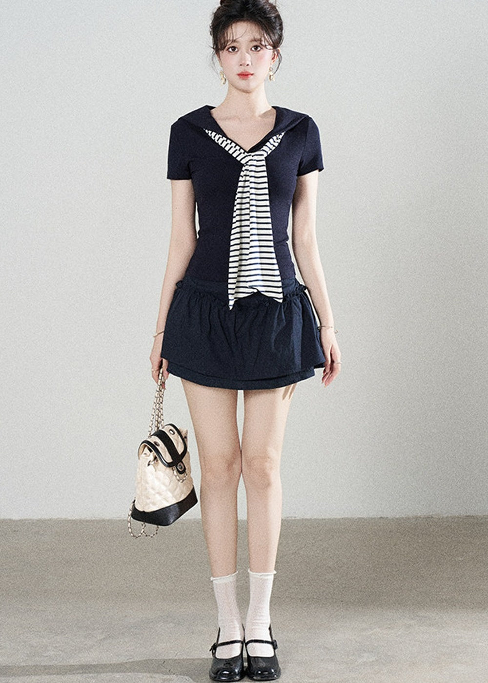 Ensemble tee-shirt châle à manches courtes en maille bleu marine et jupe