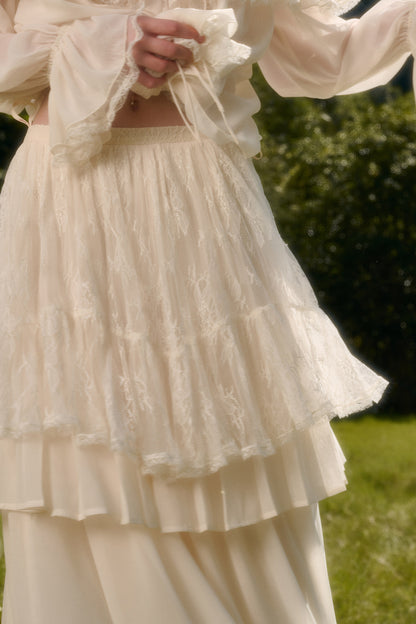 Ensemble avec haut en dentelle à col V et jupe à volants