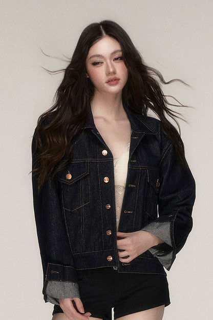 Klassische kurze Jeansjacke