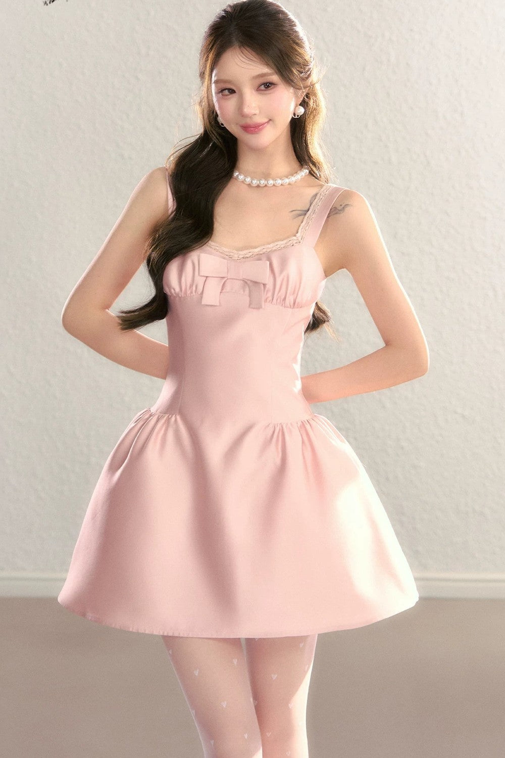 Rosa französisches Kleid mit Schleife und U-Ausschnitt