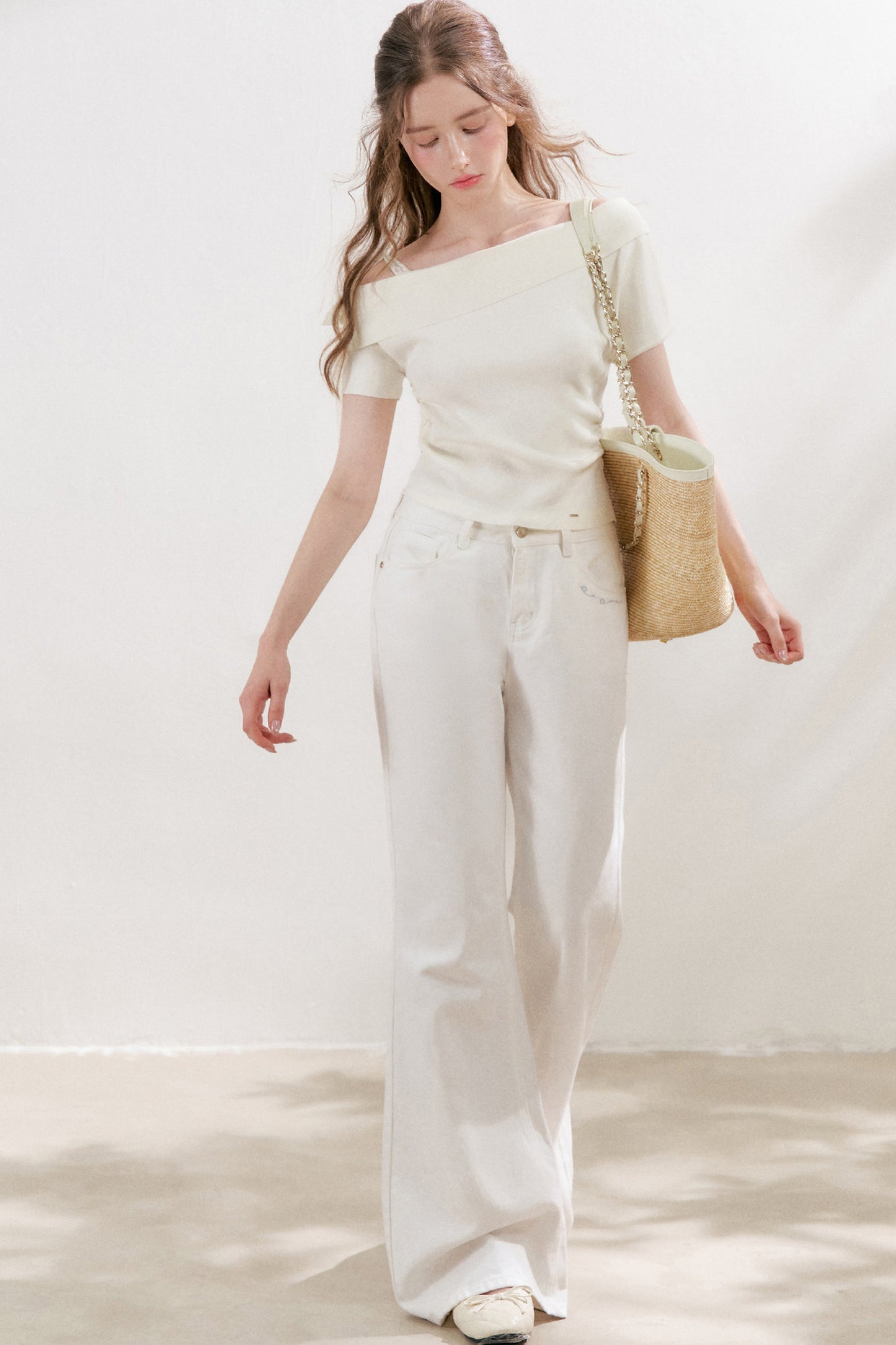 Top in maglia con spalle scoperte e fiocco in pizzo