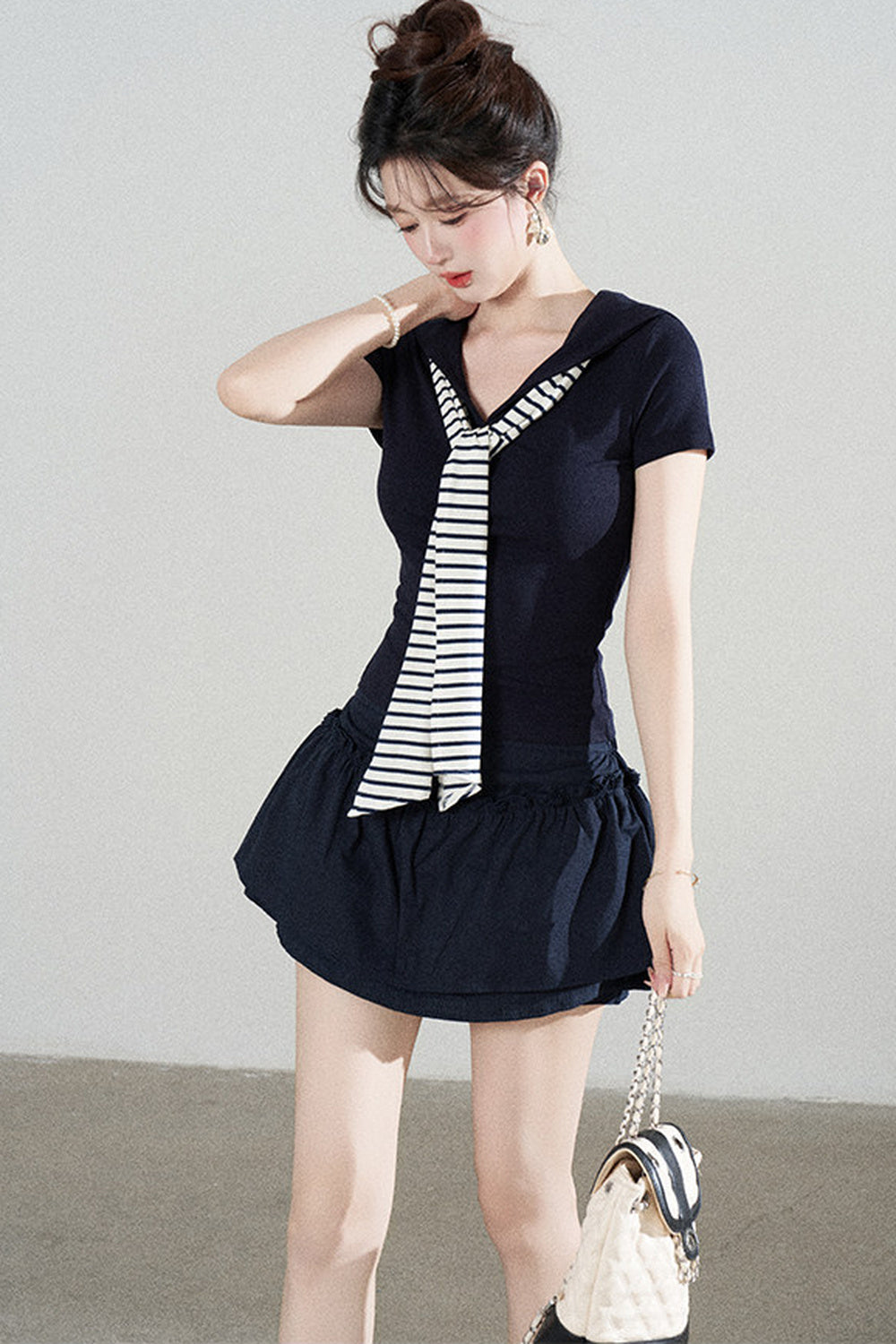 Ensemble tee-shirt châle à manches courtes en maille bleu marine et jupe