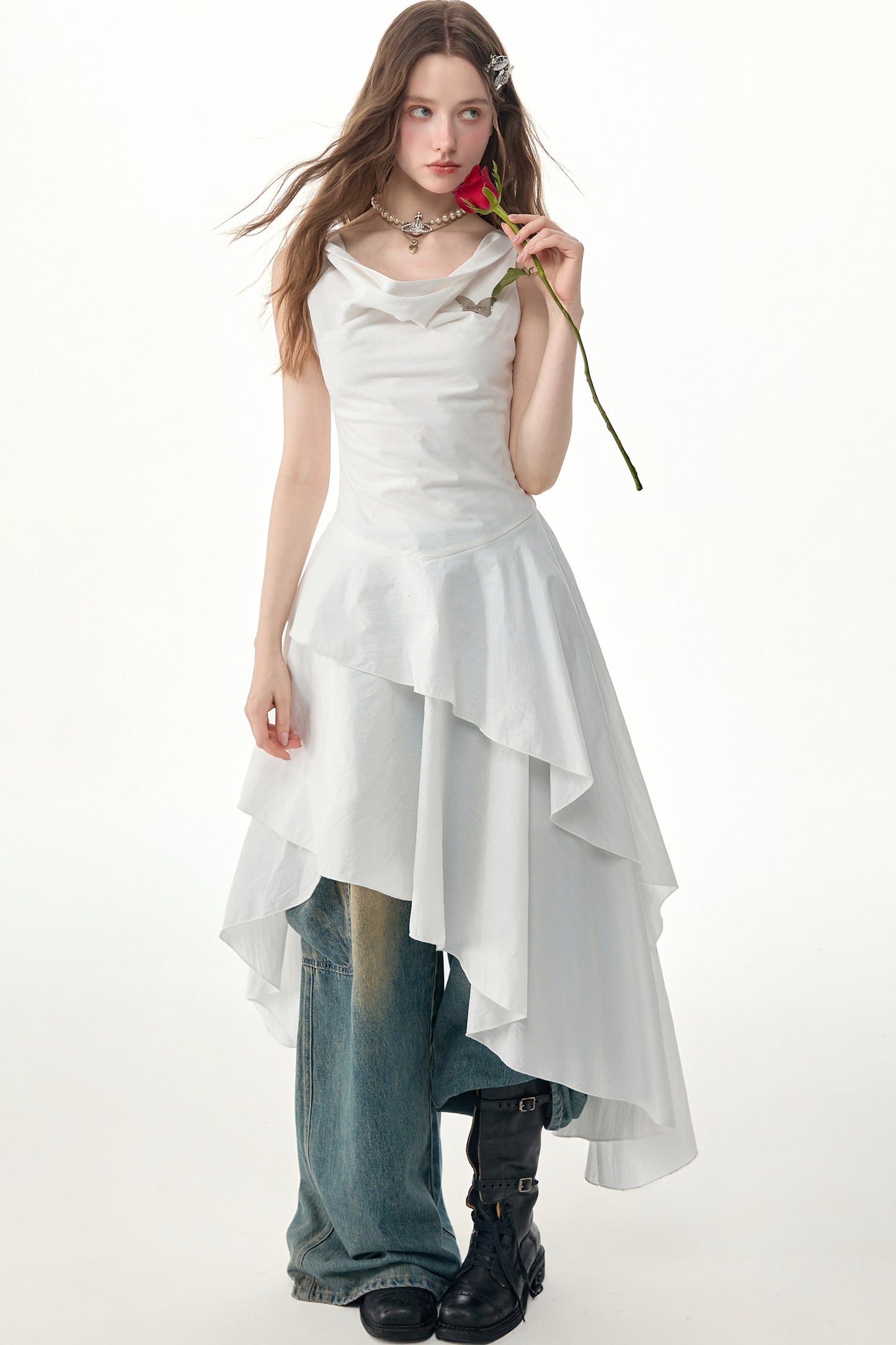 Weißes Kleid mit Wasserfallausschnitt und unregelmäßigem Saum