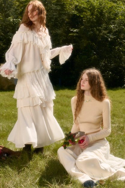 Ensemble avec haut en dentelle à col V et jupe à volants