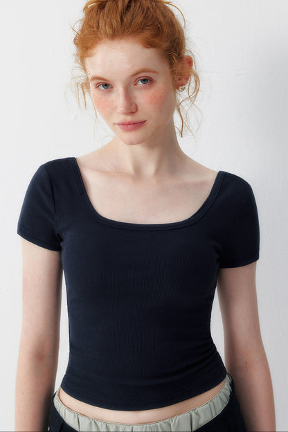 Maglia corta blu navy a coste con collo in maglia