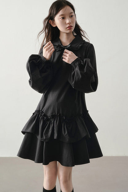 Robe noire asymétrique à volants et manches lanternes