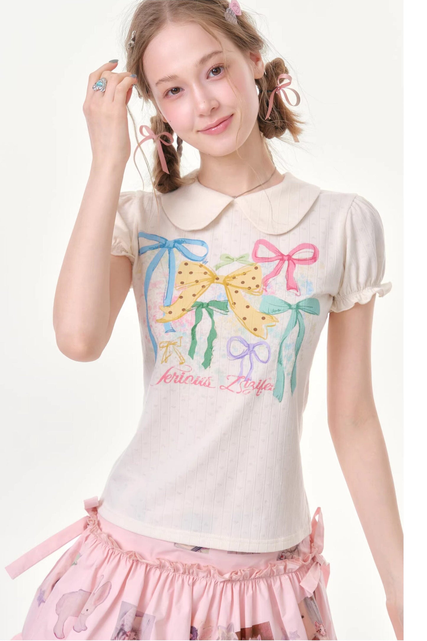 T-shirt bianca con maniche a sbuffo e stampa con fiocchi