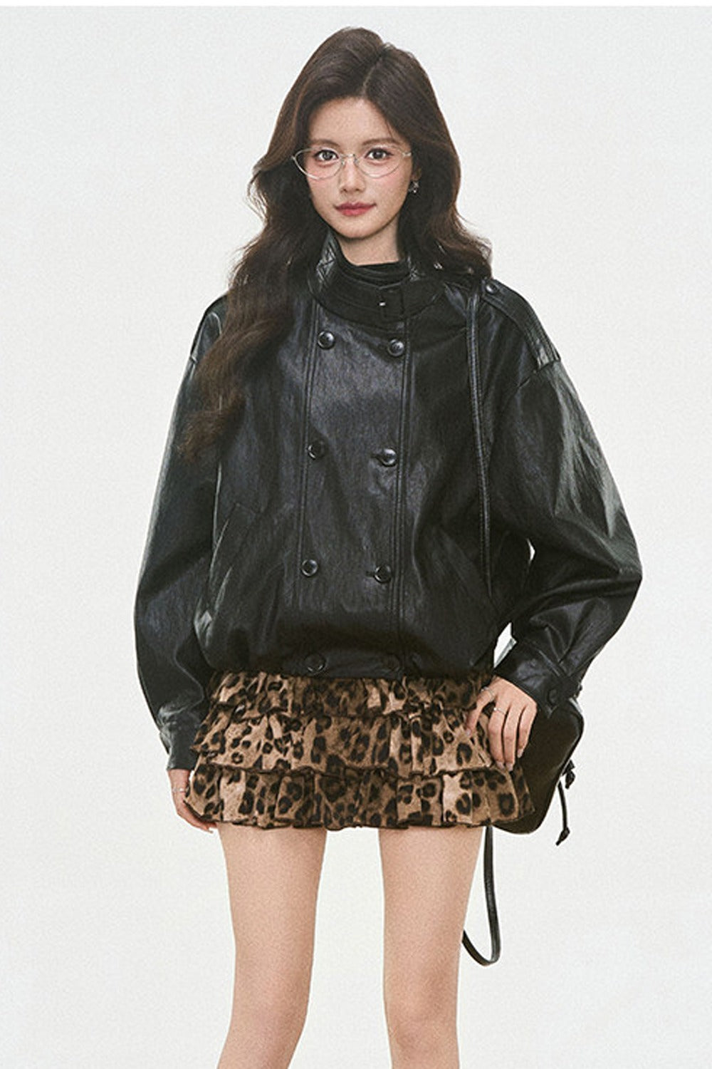Set aus Lederjacke in Knospenform und gestuftem Leopardenrock