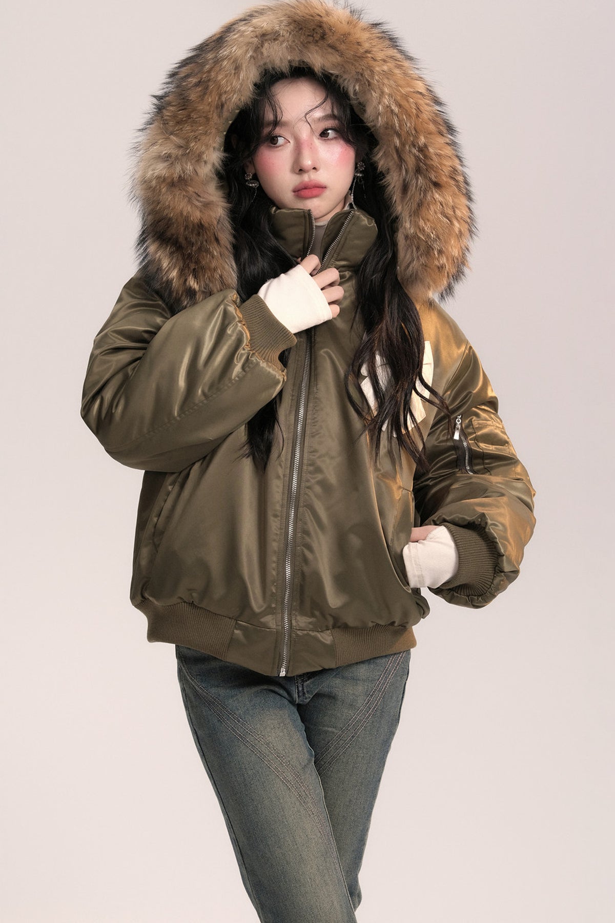 Chaqueta bomber con capucha de pelo y lazo
