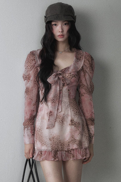 Abito rosa con stampa leopardata, fiocco e scollo a U
