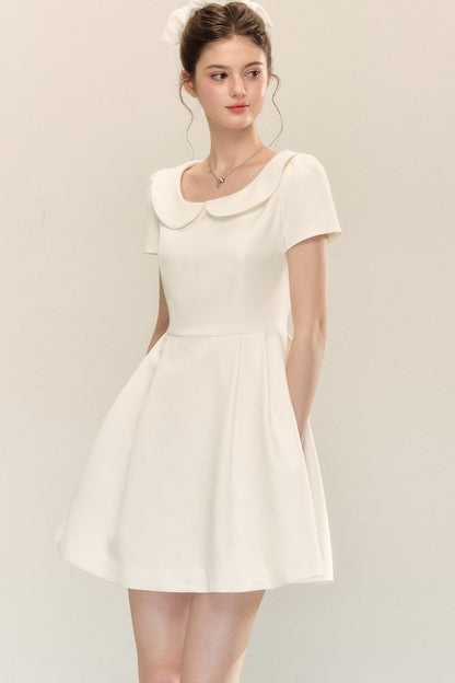 Kurzärmeliges A-Linien-Kleid mit Bubikragen und Puffärmeln