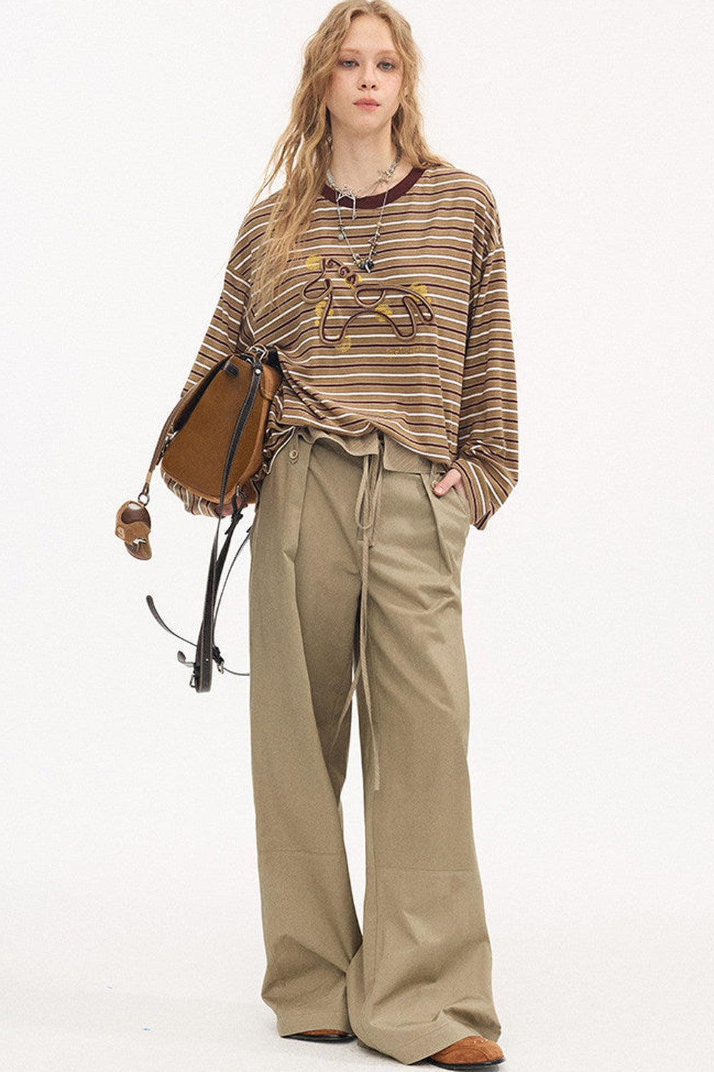 Pantalon droit à rayures et empiècements