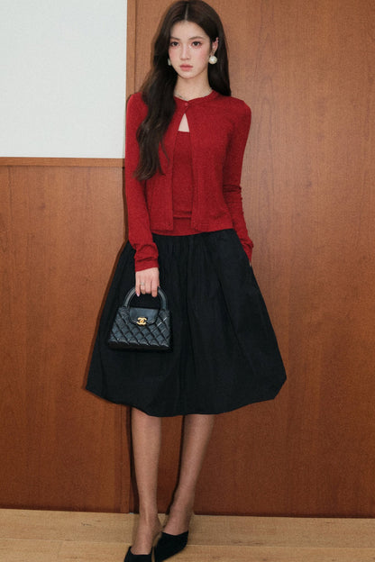 Set aus roter Strickjacke und schwarzem Rock