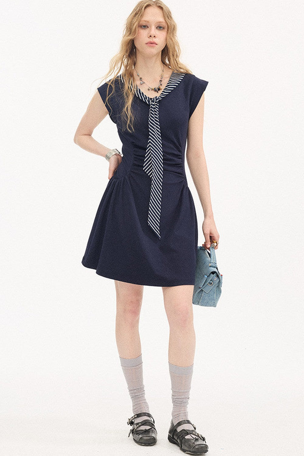 Vestido de cuello en V con mangas con volantes