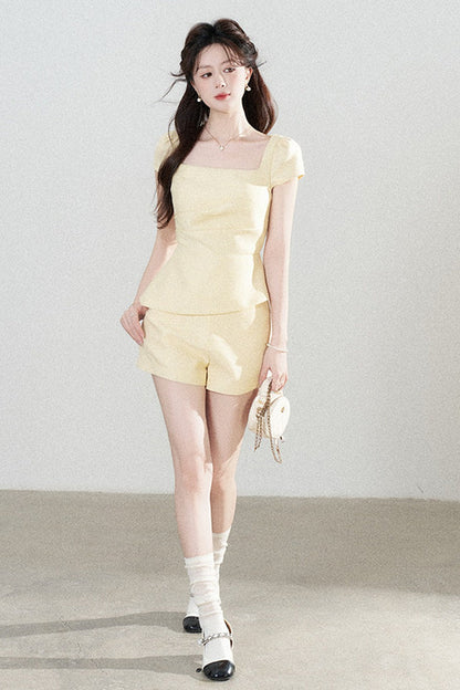 Ensemble jaune avec haut à encolure carrée et short