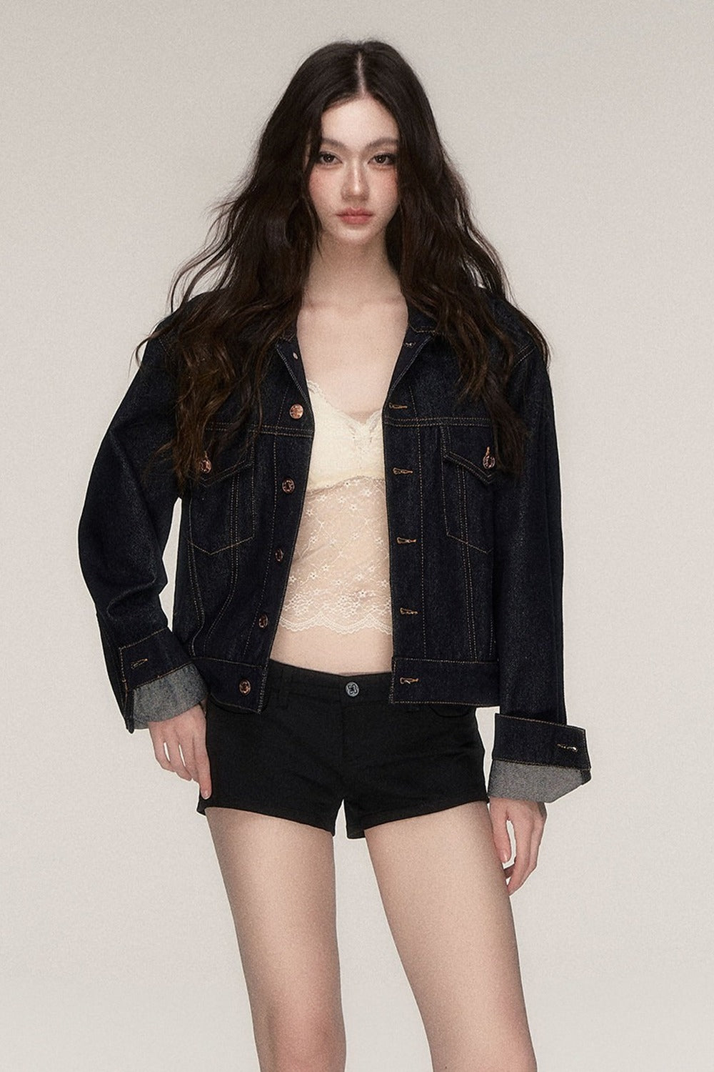 Klassische kurze Jeansjacke