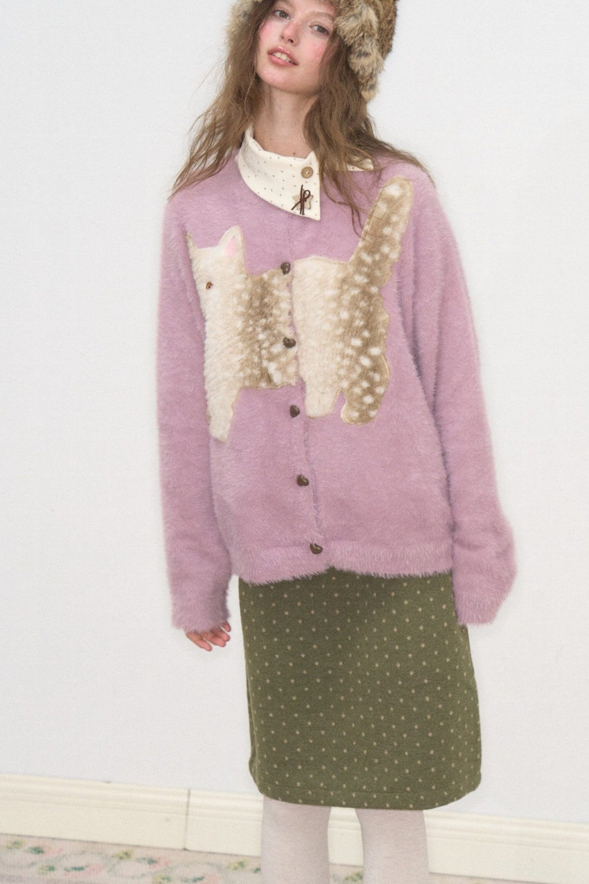 Strickjacke mit lila Katzenapplikation