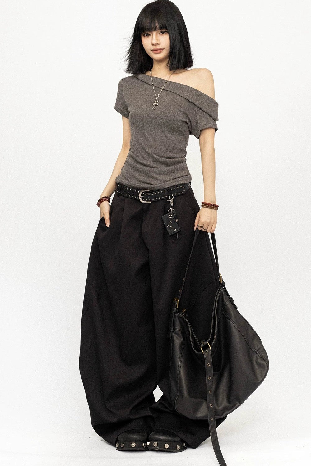 Top minimalista grigio con spalle scoperte
