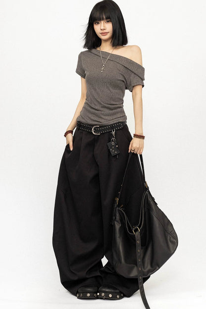Top minimalista grigio con spalle scoperte
