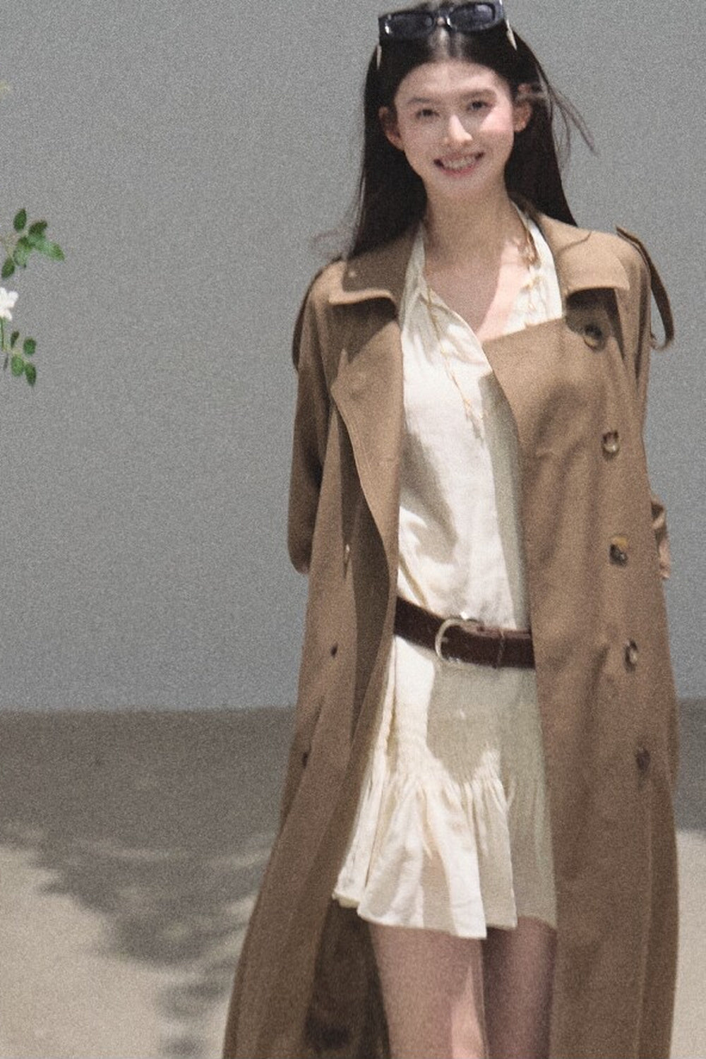 Ensemble robe-chemise blanche à manches longues et à volants
