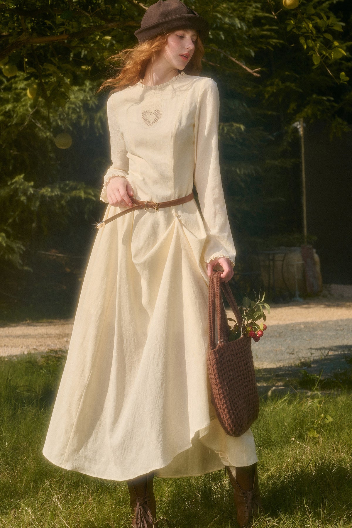 Langes Kleid mit Taillenschleife und Stickerei