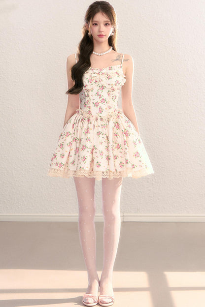 Vestido de princesa con estampado floral y cintura ceñida