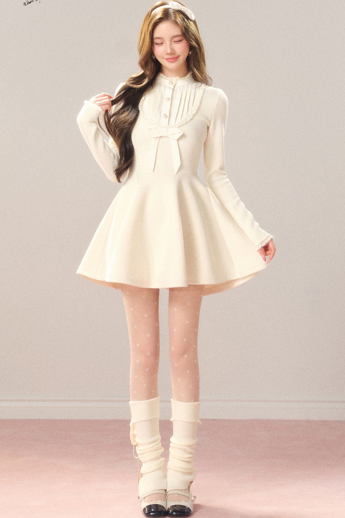 Robe grise à nœud à la taille