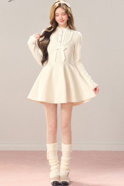 Robe grise à nœud à la taille