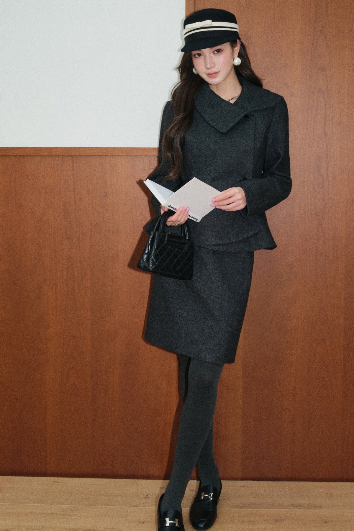 Completo con cappotto asimmetrico in lana grigio e gilet