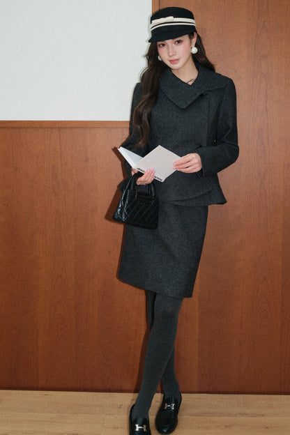 Completo con cappotto asimmetrico in lana grigio e gilet